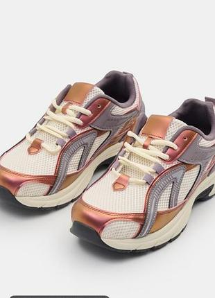 Женские спортивные кроссовки от бренда sinsay (модель «sneaker mit mesh und dicker sohle»)