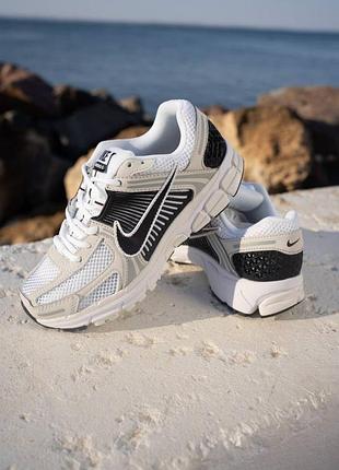 Стильные женские кроссовки nike air zoom vomero 5 white black