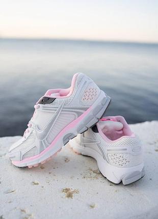 Стильные женские кроссовки nike air zoom vomero 5 white pink
