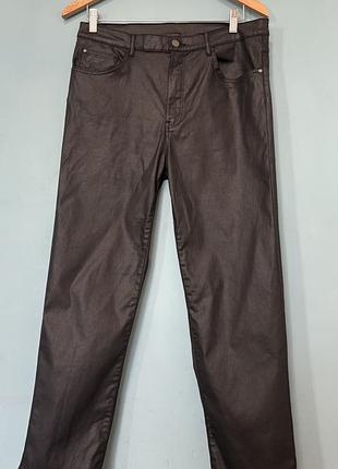 Жіночі джинси з вощеним покриттям (coated jeans) прямого крою у чорному відтінку. особливе напилення створює ефект матової шкіри