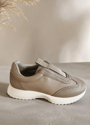 Жіночі кросівки