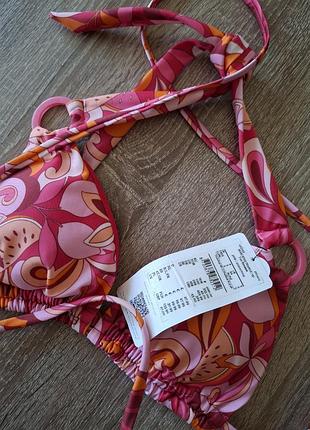 Разноцветный купальник-бикини hunkemöller "miami" отличается ярким цветочно-фруктовым принтом и декоративными кольцами.