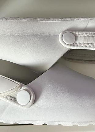 Білі гумові шльопанці zara