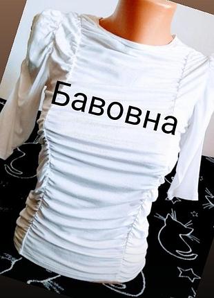 Футболка белого цвета с коротким рукавом от бренда stradivarius