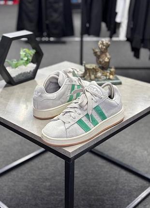 Кросівки adidas originals campus 00s. вони вирізняються масивним дизайном, матеріалом з натуральної замші та характерними широкими шнурками.