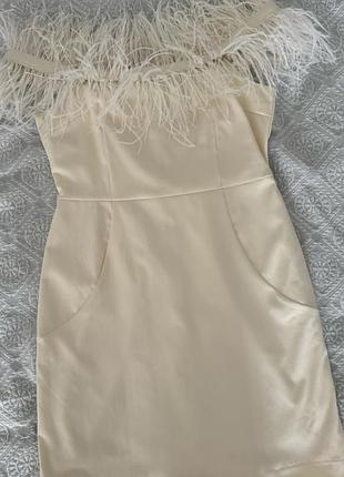 Молочна сукня з пірʼям the lace