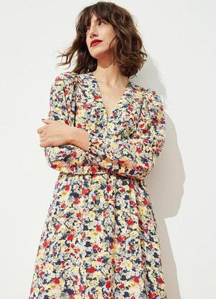 Вискозное платье-халат на запах длины миди в цветочный принт от h&amp;m