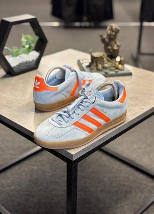 Кросівки adidas gazelle indoor, які відрізняються світло-блакитним замшевим верхом та характерною напівпрозорою гумовою підошвою.