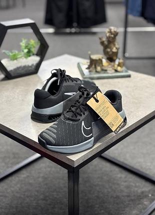 Кросівки nike metcon 9 у чорно-сірому кольорі. ідеально підходить як для інтенсивних тренувань, так і для повсякденного використання.