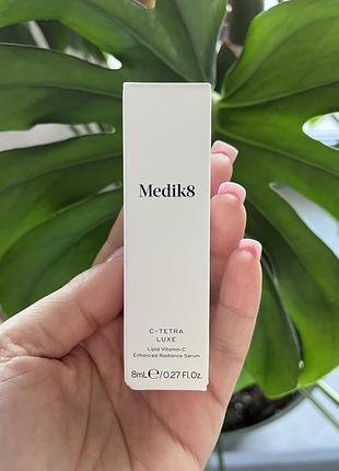 Сиворотка для обличчя медік 8 з вітаміном с в тревел обʼємі medik8 c-tetra luxe lipid vitamin c enhanced radiance serum у дорожньому форматі 8 мл