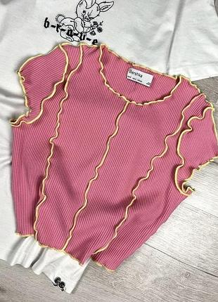 Яскрава футболка bershka