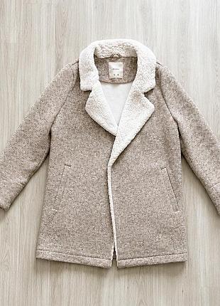 Пальто жіноче бежеве демісезонне pull&bear з штучним хутром