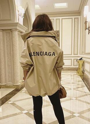 Все одно на зливи:  дощовик  balenciaga