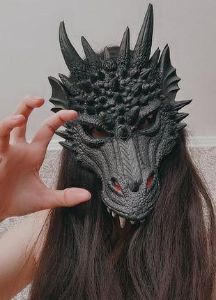 Черная маска дракона. маска дракон из полиуретановой пены. маска dragon черного цвета