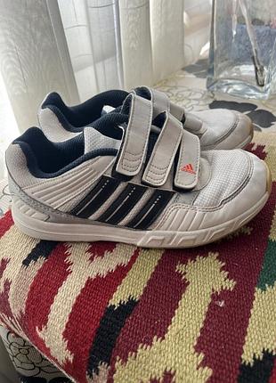 Дитячі кросівки adidas, які мають зручну застібку на липучках.