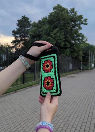 В'язана міні-сумка кросбоді «neon tulip» гачком / сумка для телефону