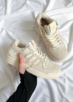 Стильные женские кроссовки adidas forum beige