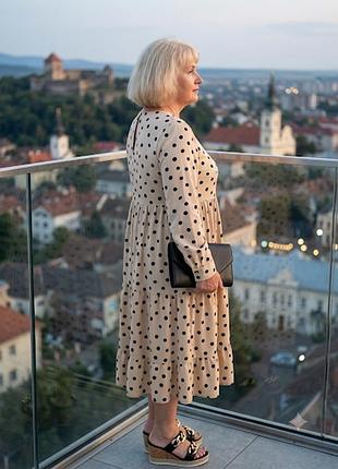 Нежное ярусное платье миди в горошек от британского бренда pretty lavish (размер l)