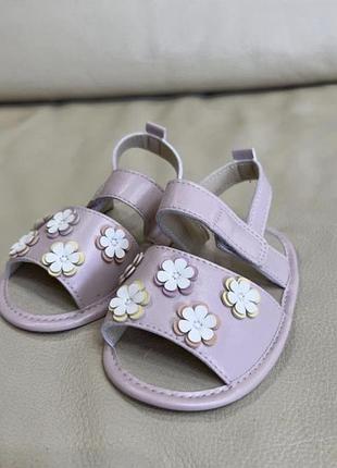 Пінетки сандалі босоніжки від primark baby 9-12 міс нові без бірки на дівчинку на липучках  в квітковий принт