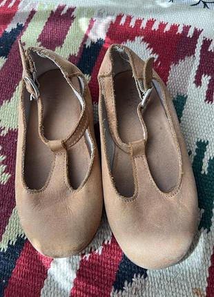 Бежеві балетки zara baby виготовлені з натуральної шкіри та мають 22 розмір