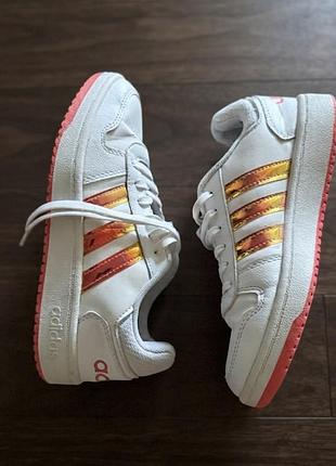 Кроссовки adidas с оранжевыми вставками