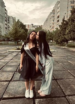 Чорне блискуче плаття