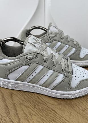 Оригінальні шкіряні кросівки adidas forum