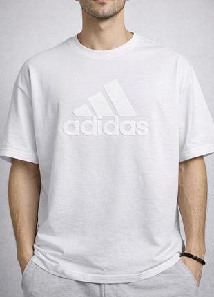 Оригінальна футболка adidas виконана з якісного 100% бавовняного матеріалу.