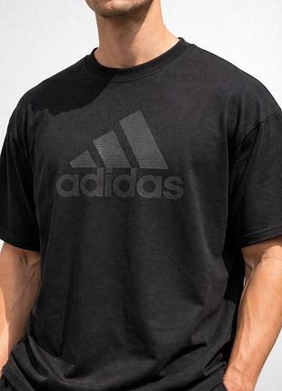 Оригінальна футболка adidas виконана з якісного 100% бавовняного матеріалу.
