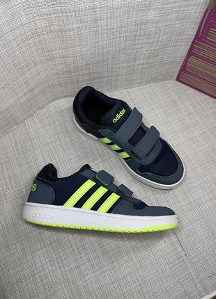 Оригінальні кросівки на липучці adidas на хлопчика