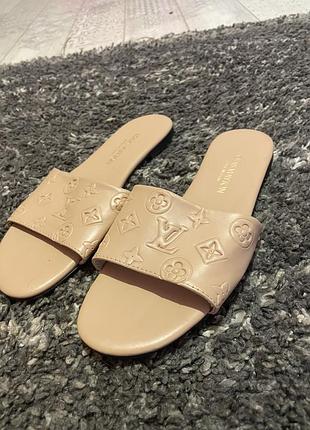 Жіночі мюлі louis vuitton revival з тисненою монограмою.
