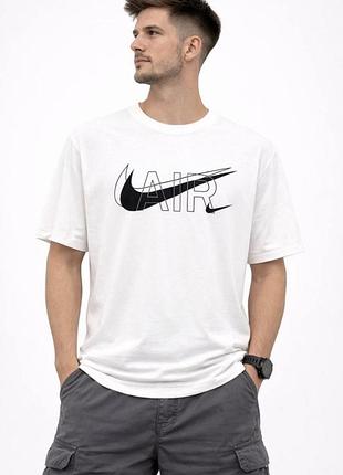 Чоловіча стильна футболка nike на літо. модель виконана у сучасному мінімалістичному дизайні.