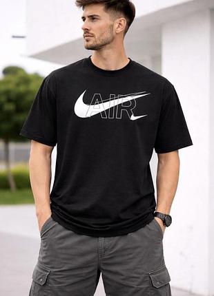 Чоловіча стильна футболка nike на літо. модель виконана у сучасному мінімалістичному дизайні.