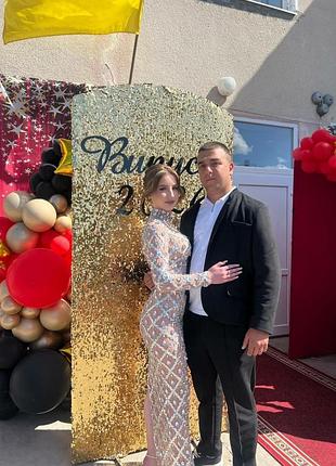 Сукня жіноча прозору вечірню модель у підлогу з довгими рукавами, оздоблену блискучими паєтками та стразами