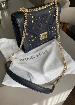 Сумочка оригінал michael michael kors whitney studded leather shoulder bag у темно-синьому кольорі (admiral).