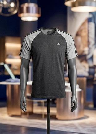 Чоловіча спортивна футболка adidas.двоколірний дизайн (колір-блок),круглий виріз оброблений еластичною трикотажною бейкою. розмір l m