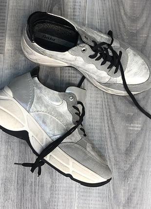 Шкіряні кросівки жіночі bata срібні білі товста платформа