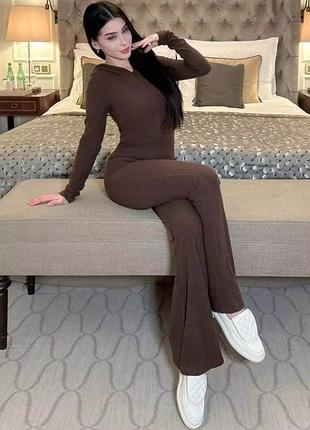 Стильный женский шоколадный комбинезон клеш с капюшоном