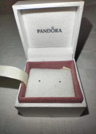Пустая коробкаот ювелирного  изделия pandora.