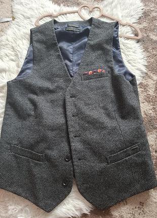 Класичний сірий жилет від бренду scotch & soda з сумішшю вовни, що вирізняється фактурним візерунком "ялинка".