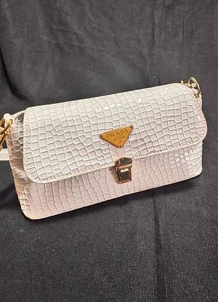 Сумка prada у стилі baguette | екошкіра під крокодила | колір молочний/айворі