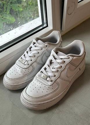 Білі nike air force 1