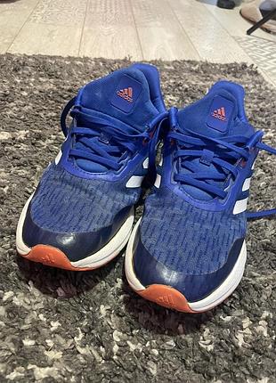 Кросівки adidas eq21 run синього кольору з фірмовими білими смужками та червоними акцентами