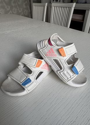 Оригінальні босоніжки adidas