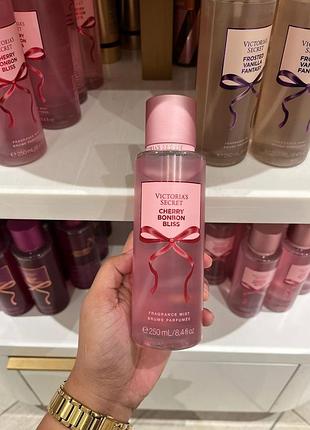 Cherry bonbon bliss від victoria’s secret — це яскравий фруктово-гурманський аромат для жінок.