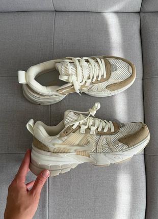 V2k run sand beige