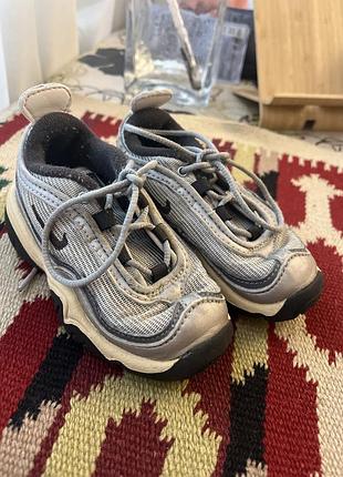 Дитячі кросівки nike air max вирізняються сріблястим сітчастим верхом із фірмовим чорним логотипом
