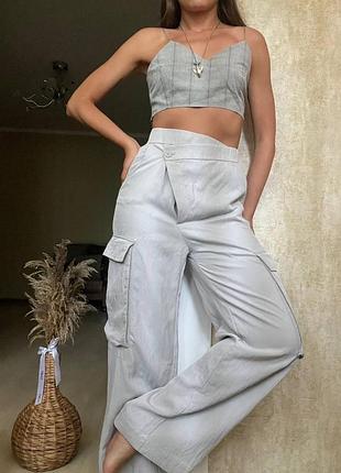 Сірі брюки карго з ліоцелу з накладними кишенями від zara