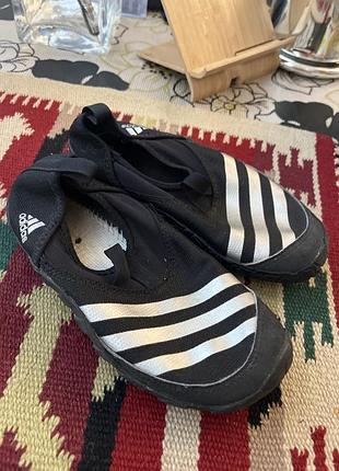 Аквашузи adidas terrex jawpaw мають характерний чорний дизайн із білими смужками та дренажними отворами на підошві для швидкого висихання