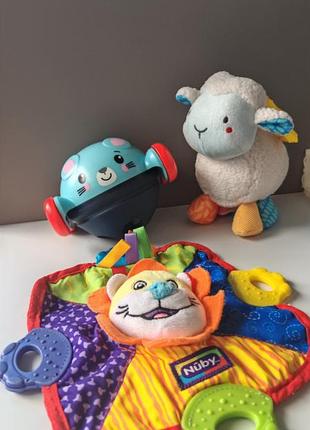 Лот іграшок, цікаві фірмові іграшки, nuby comfort teether lion fisherprice звірі на колесах, мишка на колесиках, плюш підвісна сенсорна іграшка овечка